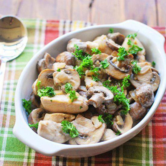 Пржене печурке са луком и павлаку, са пилетином, сиром. Једноставни рецепти са фотографијама